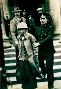 Photograph of Fanny Parker being escorted from Ayr Sheriff Court, 1914 (NRS, HH16/43/58)